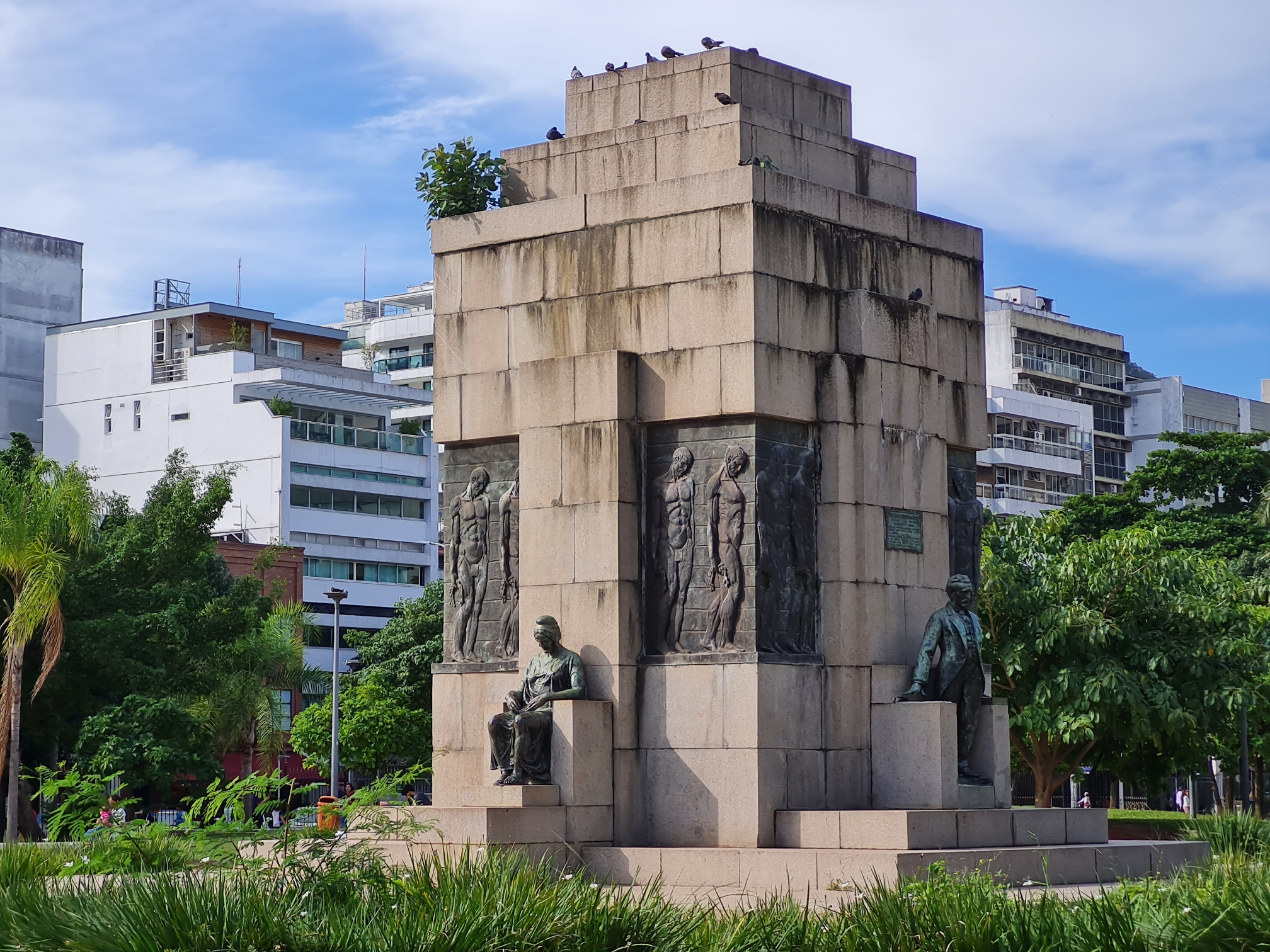 Monumento central na praça