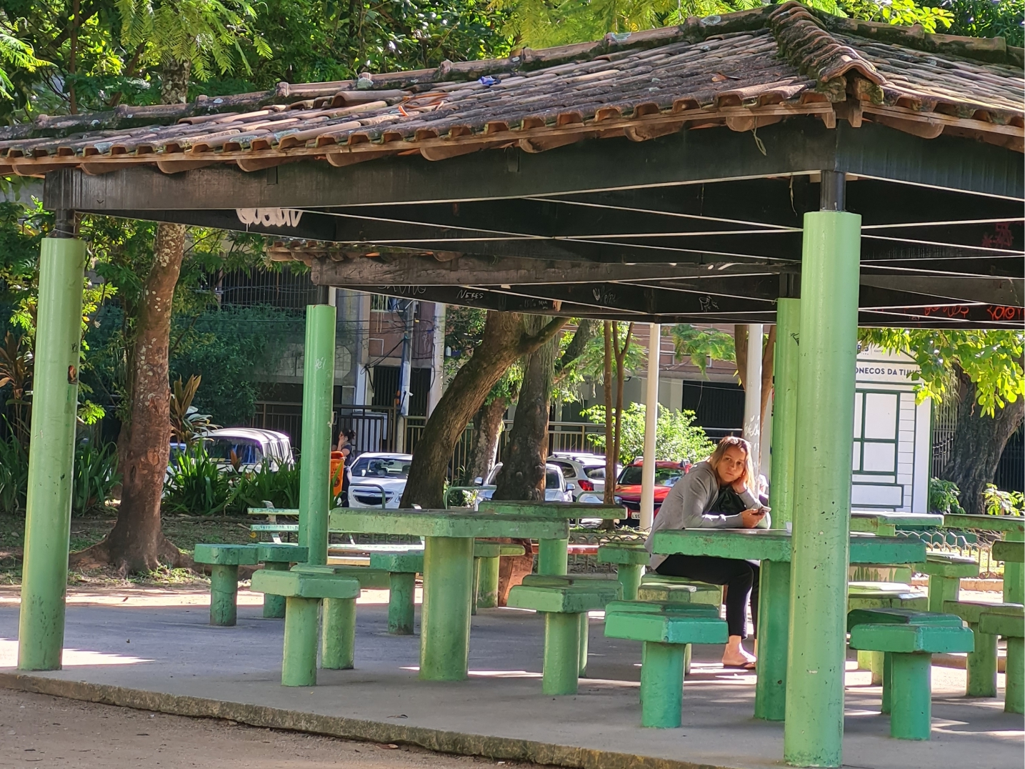 Bancos protegidos por telhado
